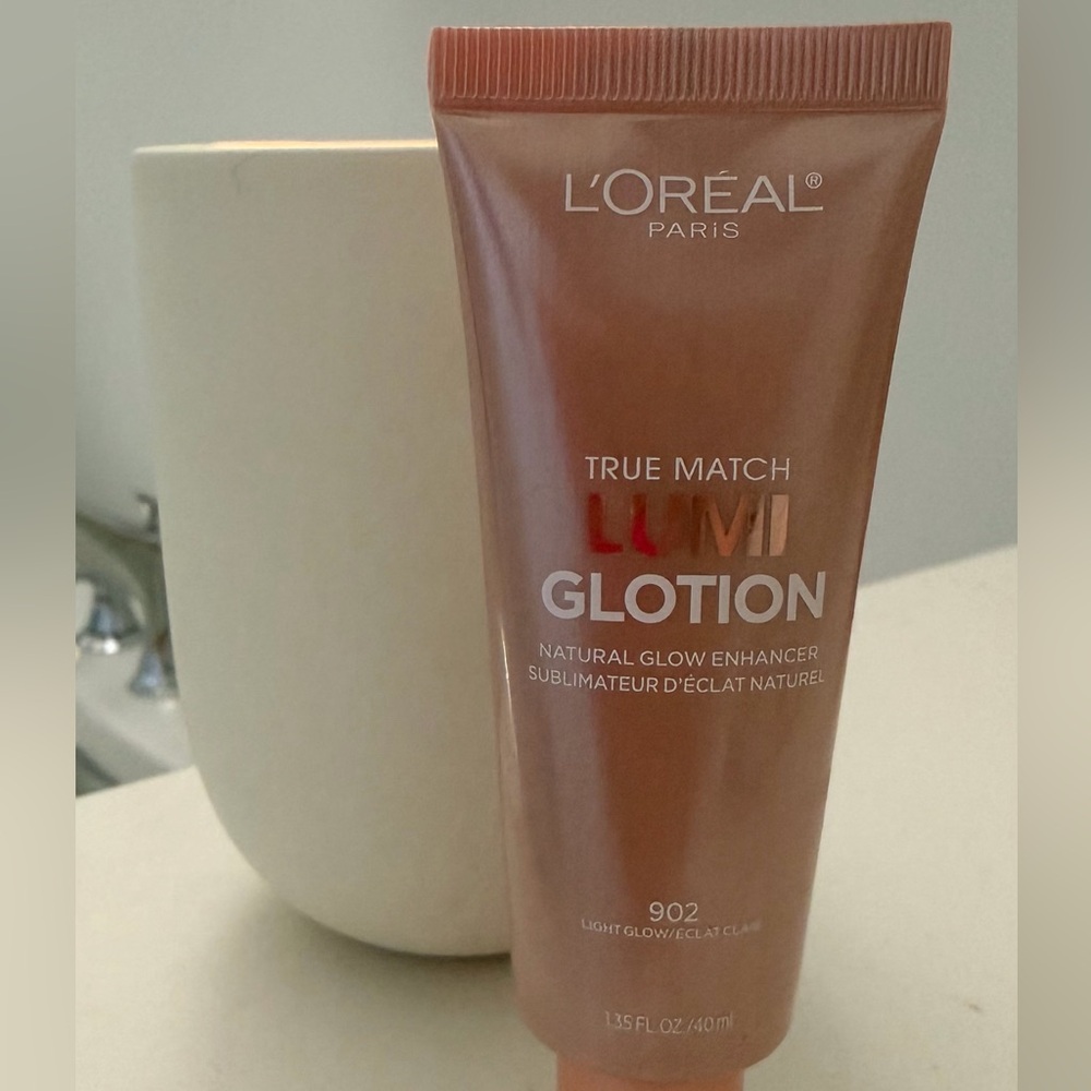 L'Oreal True Match LUMI Glotion Tube - 902 Light Glow